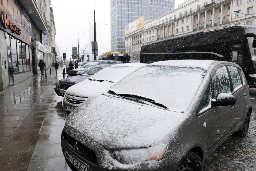 Śnieg zaskoczył mieszkańców Warszawy