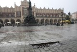 Kraków. Niekończący się przeciek na Rynku Głównym. Miasto ogłosiło kolejny przetarg