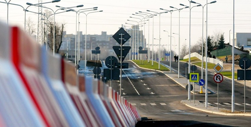 Lublin, 1.01: Kierowcy jeżdżą nieoddaną do użytku ul. Do...