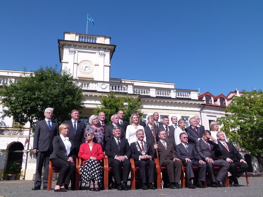 Rada Miejska w Łowiczu na wspólnym zdjęciu