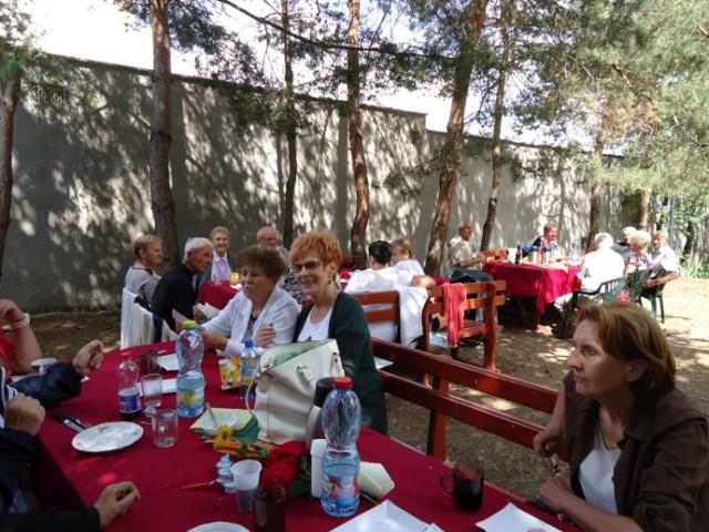 Seniorzy z Koła nr 6 PZERiI w Pleszewie na pikniku