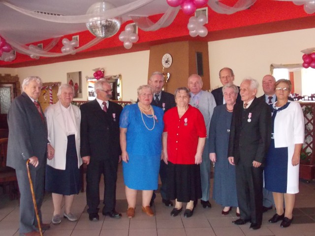 50-tą rocznicę ślubu obchodzili Alfreda i Jan Kowalscy, Janina i Wojciech Olszewscy, Amelia i Bolesław Potulscy oraz Janina i Zdzisław Trznadel. Jedna para obchodziła 70-tą rocznicę ślubu - Janina i Józef Wróbel. Uroczystość odbyła się 23 października w Restauracji Alga w Sztutowie. Medale wręczał Wójt Stanisław Kochanowski.


 Chcesz więcej wiadomości z powiatu nowodworskiego? Polub serwis www.nowydworgdanski.naszemiasto.pl na Facebooku!