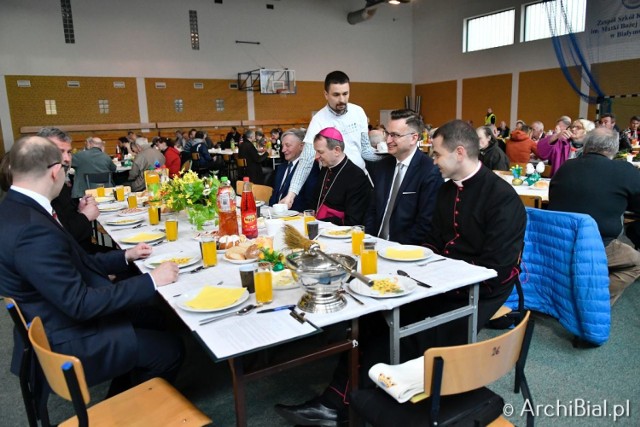 Kilkaset osób przyszło do Zespołu Szkół Katolickich w Białymstoku. Tam Caritas Archidiecezji Białostockiej i Fundacja Rodziny Czarneckich przygotowały Śniadanie wielkanocne dla samotnych i potrzebujących. Wraz z abp. Tadeuszem Wojdą do stołu zasiedli Rafał Rudnicki, wiceprezydent Białegostoku i Artur Kosicki, marszałek województwa podlaskiego