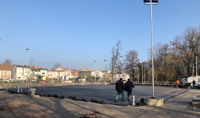 W Lublińcu trwają przygotowania do uruchomienia lodowiska