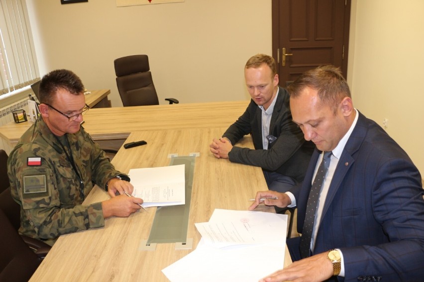 Podpisanie porozumienia pomiędzy I LO w Rawiczu i jednostką wojskową