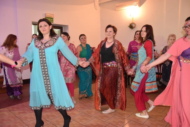 Bollywood w sali wiejskiej w Kotli