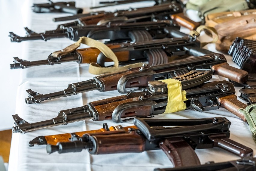 Polscy policjanci pomogli odkryć potężny arsenał broni w Austrii. Znaleziono też nazistowskie symbole