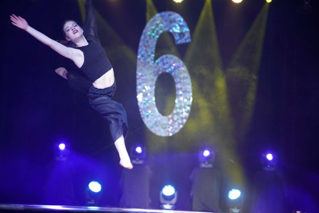 6. urodziny Studia Tańca Remix w Międzychodzie. Młode tancerki i młodzi tancerze na ogromnej scenie w Centrum Animacji Kultury (21.01.2023).