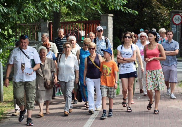 Niedzielne spacery zawsze cieszyły się sporą popularnością. Z lewej przewodnik Piotr Łukiewski