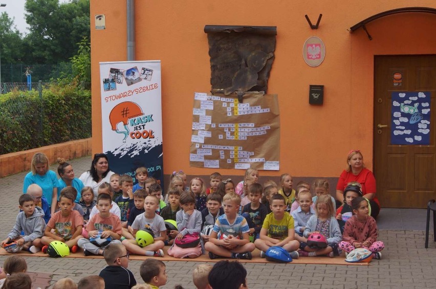 Do przedszkolaków w Kaliszu trafiło kilkaset kasków...