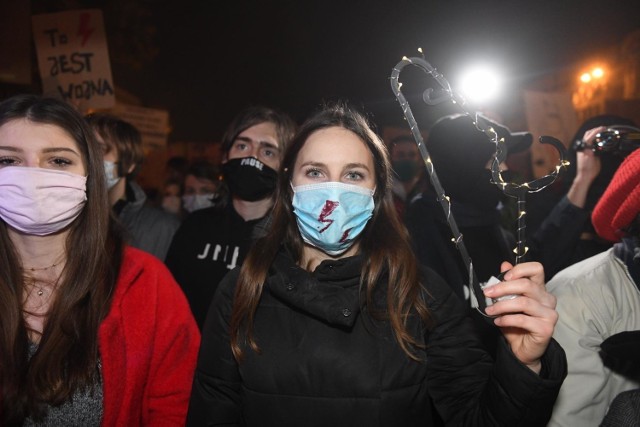 Środa to kolejny dzień manifestacji w Poznaniu. O godz. 16 odbyła się Techno Blokada - zablokowano skrzyżowanie ul. Święty Marcin i al. Niepodległości. Potem protestujący przeszli na rondo Kaponiera, gdzie również wstrzymali ruch. Wieczorem  przenieśli się na plac Wolności - od niedzieli protesty odbywają się tam codziennie. 

Tymczasem na Ostrowie Tumskim pojawiły się osoby chcące bronić katedry.


Kolejne zdjęcie -->