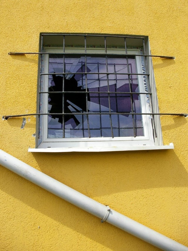 Złodzieje dostali się do strażnicy OSP Kurnatowice przez okno na tyłach budynku. Najpierw wyrwali solidną kratę.