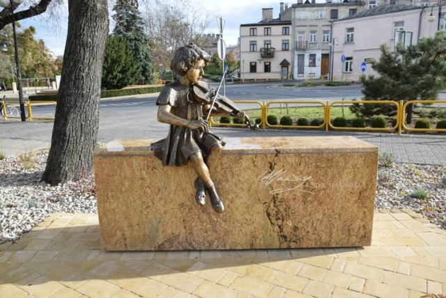 Pomnik 7-letniej skrzypaczki jest już gotowy

Miasto upamiętniło światowej sławy skrzypaczkę pochodzącą z Chełma - Idę Heandel. Pomnik 7-letniej dziewczynki grającej na skrzypcach ozdobił skwer u zbiegu ulic Adama Mickiewicza i Lubelskiej.