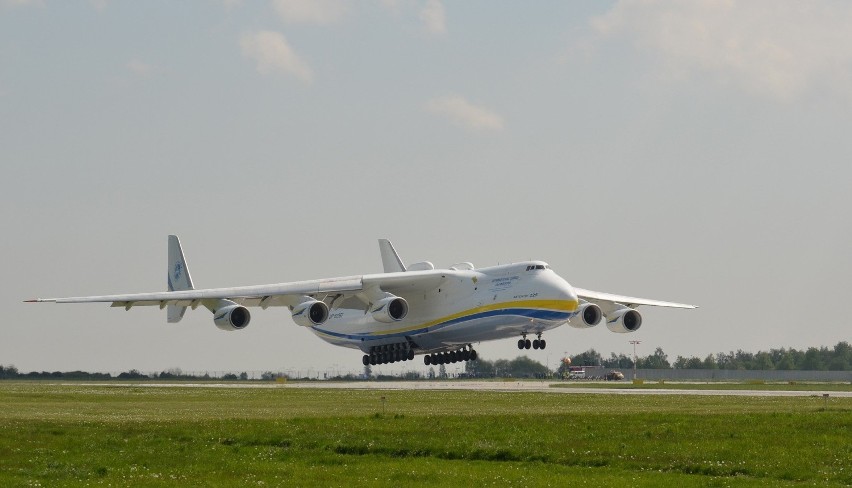  An-225 Mrija - Największy samolot świata przyleci do Warszawy. Wyląduje 14 kwietnia o 9.30. Jedyny taki model na świecie