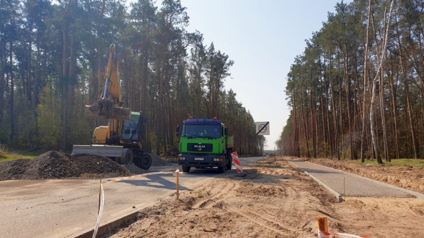 Wolsztyn: trwają prace obok ścieżki na Szlaku Żurawim, w kierunku Bielnika