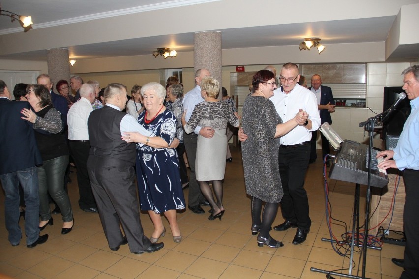Brzezińscy emeryci bawili się na potańcówce z okazji Dnia Babci i Dziadka