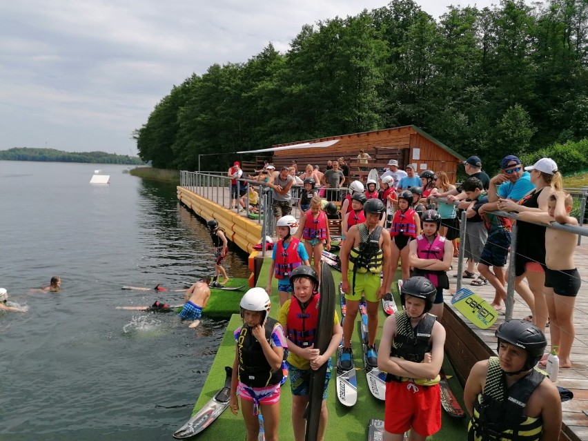 Wojewódzki Ośrodek Sportu i Rekreacji w Szelmencie. Dzieci uczyły się jeździć na nartach wodnych [Zdjęcia]