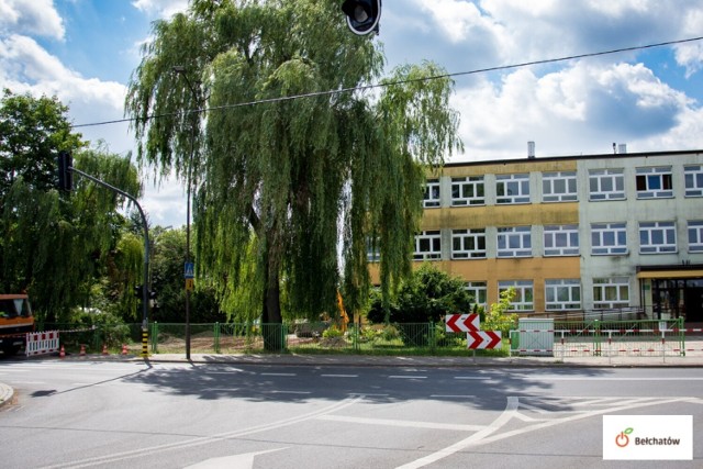 Przy wyjeździe ze szkoły w ulicę Sienkiewicza obowiązywać będzie prawoskręt.