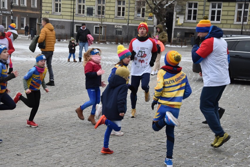 Gniezno: Bieg z pierwszej Stolicy do Stolicy 2023. Pod katedrą pobiegły także dzieci [28.01.2023]