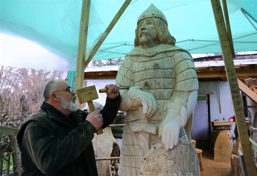 Rzeźba Piotra Włostowica w Piotrkowie nie stanie przed...