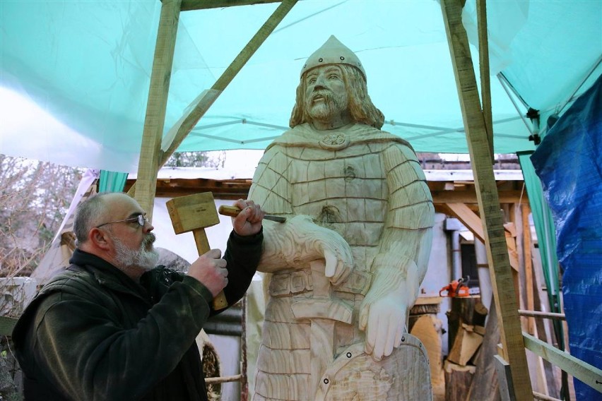 Rzeźba Piotra Włostowica w Piotrkowie nie stanie przed...