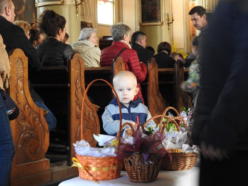 Święcenie pokarmów w Wielką Sobotę w bazylice i kościele...