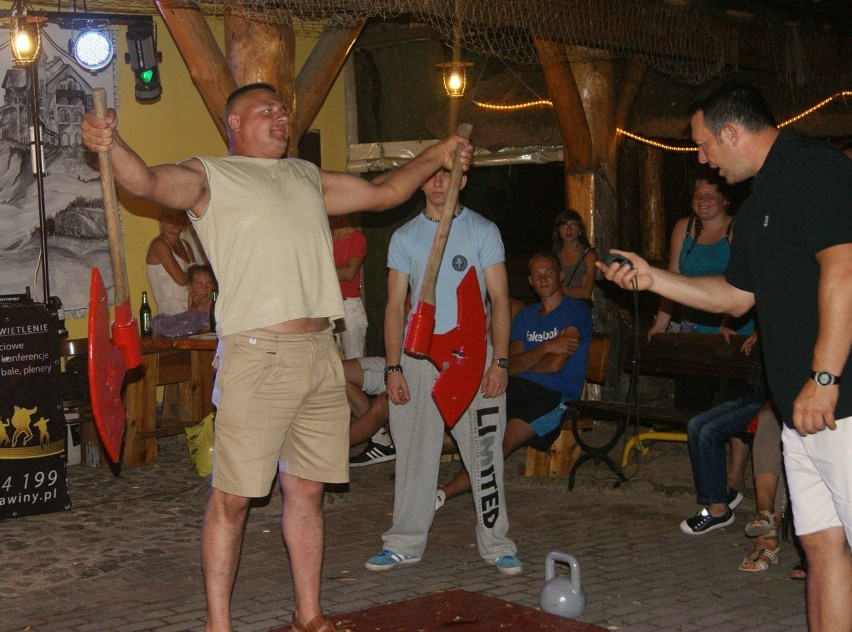 Łeba: Konkursy siłowe dla amatorów w Łebie. Każdy mógł spróbować swoich sił. Zapraszamy do galerii