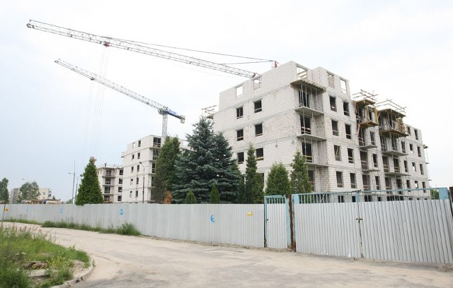 Mieszkania buduje się obecnie w Łodzi m.in. przy ul. Przybyszewskiego 199/205. W sumie ma tam powstać 306 lokali.