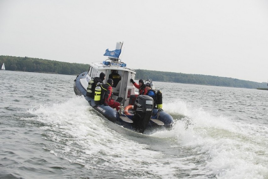 Policja Poznań: Ćwiczenia nurków na Jeziorze Kierskim