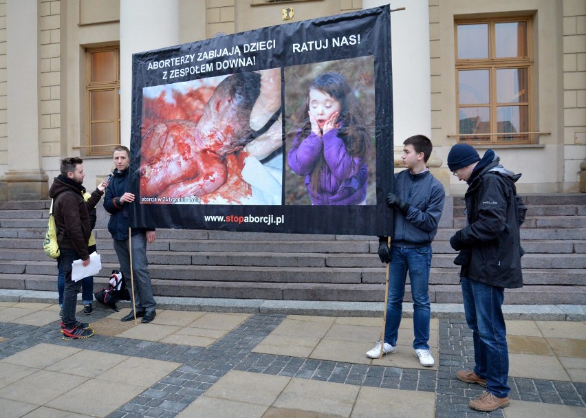 Pikieta przeciwników aborcji na placu Łokietka w Lublinie