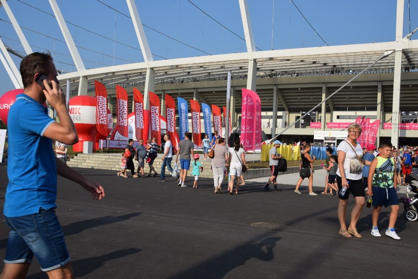 Tłum na trybunach Stadionu Śląskiego