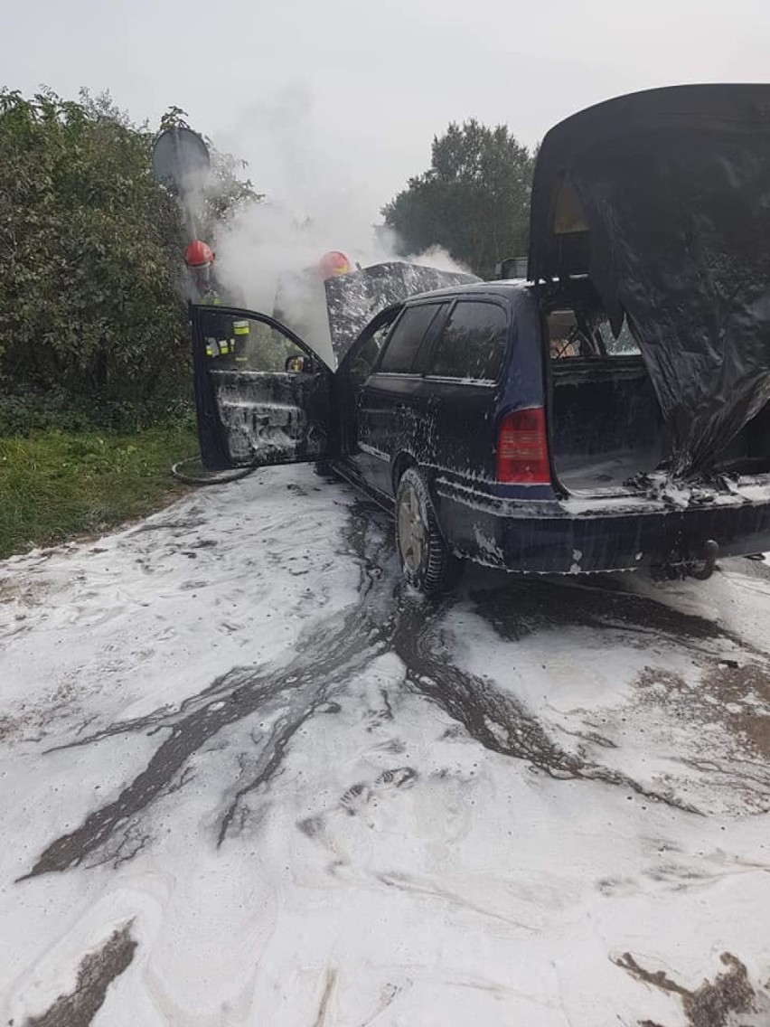 Groźny pożar samochodu osobowego w Krakowie [ZDJECIA]