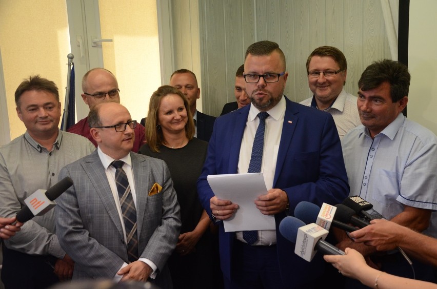 Radni klubu PiS z gminy Bełchatów złożyli zawiadomienie do Prokuratury Krajowej na byłego wójta i jego urzedników