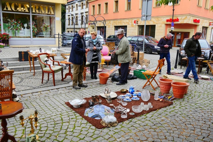 Jarmark Staroci na Rynku w Legnicy. Meble, ozdoby, obrazy, książki, porcelana... Zobacz, jakie skarby można tam znaleźć! [ZDJĘCIA]