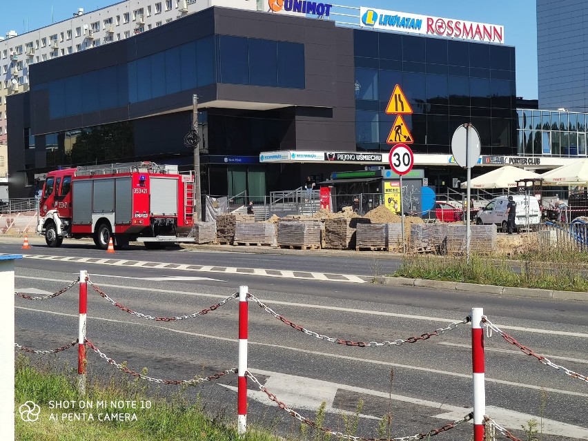 Pocisk sparaliżował aleję Armii Krajowej. Ruch uliczny...