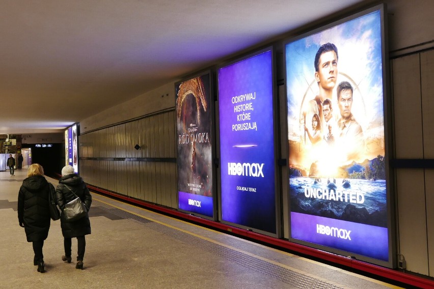 "Reklamoza" na stacjach pierwszej linii metra. "Sposób na obniżenie kosztu przejazdów" kontra niezadowolenie mieszkańców