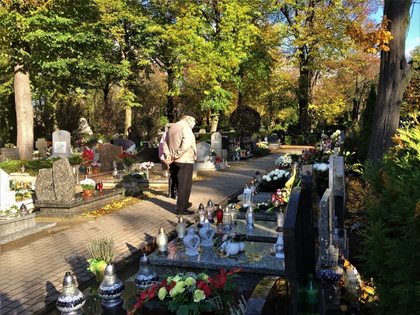 Leszno. Cmentarze znów otwarte! Na nekropolię przy ulicy Kąkolewskiej przyszło w środę, 3 listopad wiele osób [ZDJĘCIA]