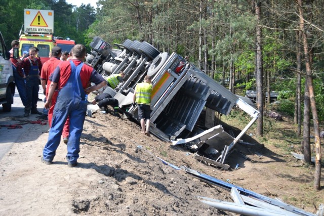 Wypadek ciężarówki wiozącej świnie koło Przechlewa