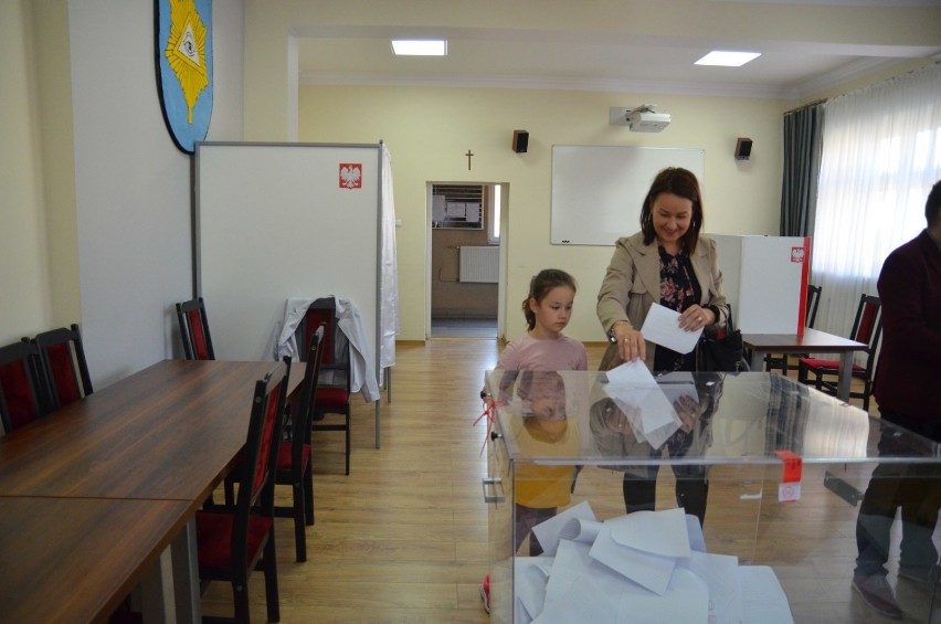 Wybory parlamentarne 2019: mieszkańcy Witkowa wybierją posłów i senatorów. Jaka była frekwencja do południa 