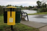 Przy jeziorze Miejskim ustawiono nowe kosze na śmieci: Apel do mieszkańców o segregację odpadów [ZDJĘCIA]