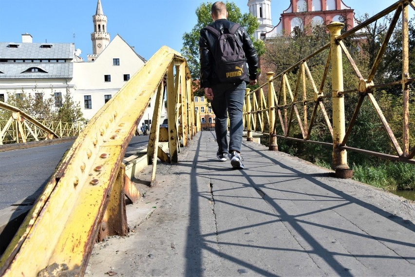 Most Zamkowy w Opolu. Piesi skarżą się na stan chodników. Drogowcy przekonują, że są w porządku