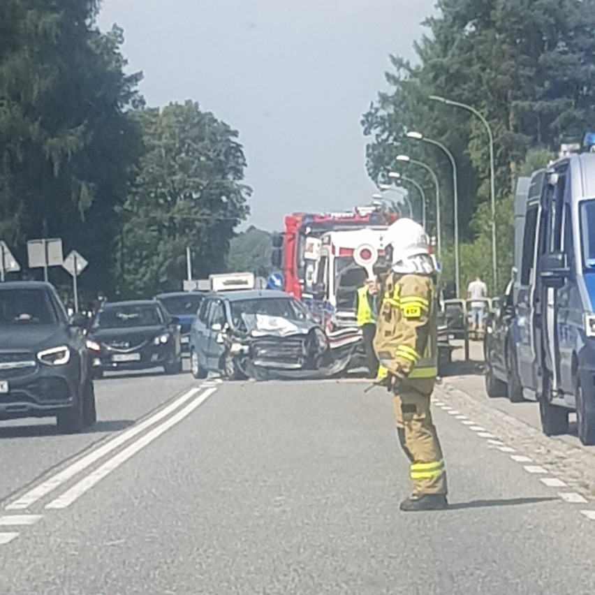 Poważny wypadek Frycowa. Na drodze krajowej nr 75 zderzyły się dwa samochody i karetka. Wprowadzono ruch wahadłowy 