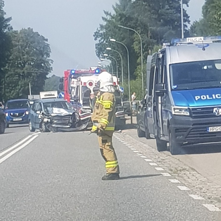 Poważny wypadek Frycowa. Na drodze krajowej nr 75 zderzyły się dwa samochody i karetka. Wprowadzono ruch wahadłowy 