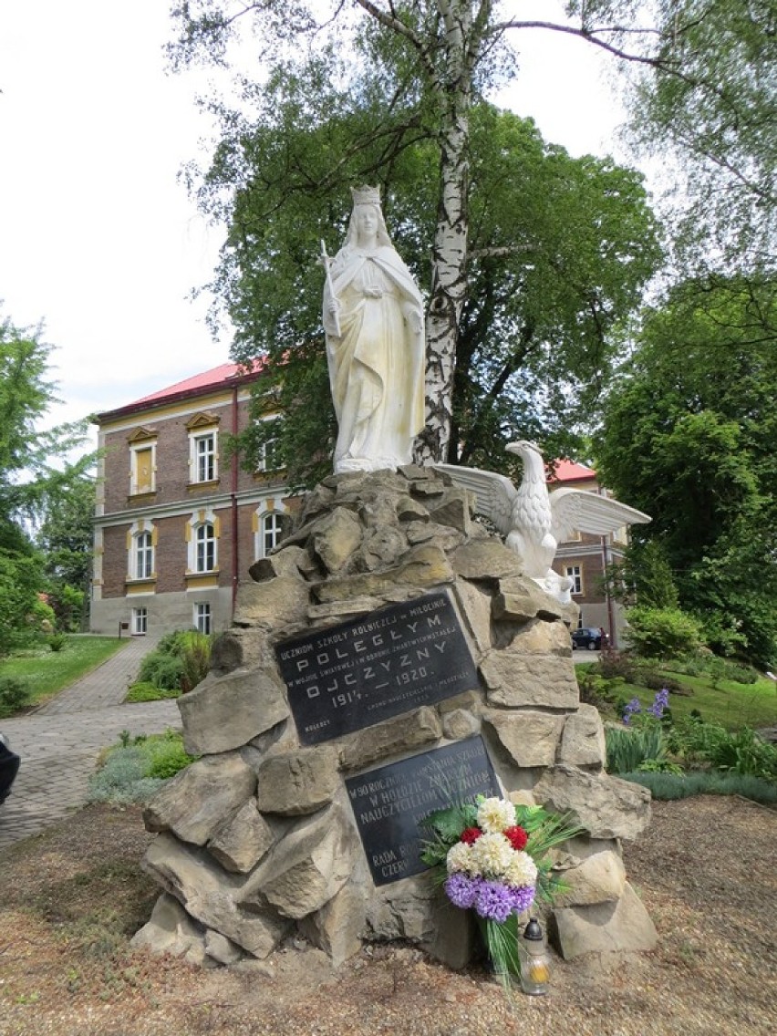 Pomnik upamiętniający nauczycieli i uczniów