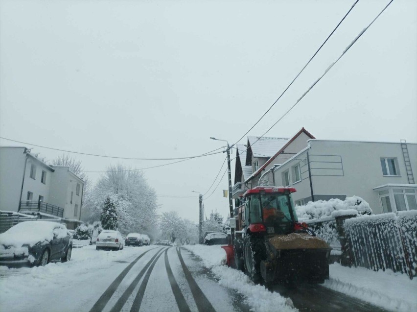 Zima w powiecie kościerskim. Sypnęło śniegiem... Trudne warunki na drogach i chodnikach