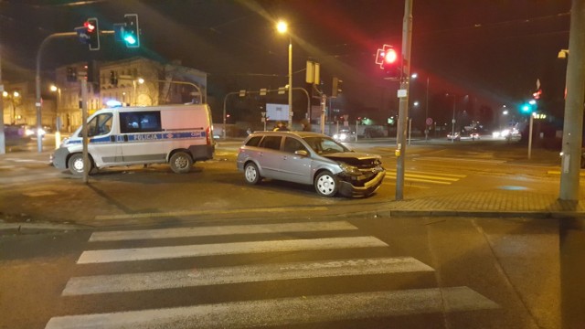 W niedzielę kilkanaście minut po godz. 18 doszło do kolizji dwóch aut na skrzyżowaniu ulicy Gdańskiej i Kamiennej w Bydgoszczy. Dyżurny Komendy Miejskiej PSP w Bydgoszczy poinformował nas, że 2 osoby dorosłe i dziecko profilaktycznie zostały przewiezione do szpitala na badania. 

W zdarzeniu brały udział ford Galaxy oraz opel. Przyczyny kolizji na razie nie są znane - ustala je policja. Na skrzyżowaniu przez kilkadziesiąt minut były utrudnienia w ruchu. Miejsce zdarzenia zabezpieczali strażacy.



