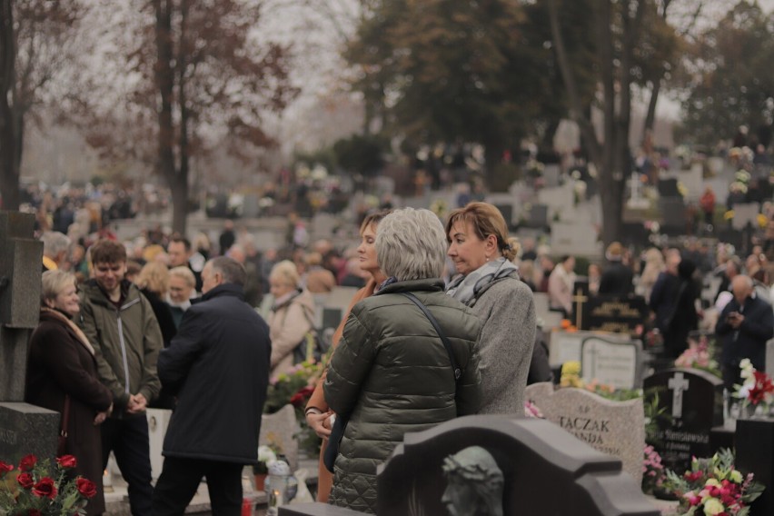 Wszystkich Świętych Gniezno. Procesja na cmentarzu św. Krzyża