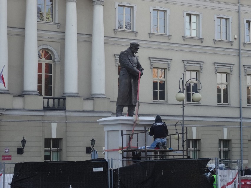 Pomnik Józefa Piłsudskiego stanął przed kaliskim sądem. Kiedy oficjalne odsłonięcie?