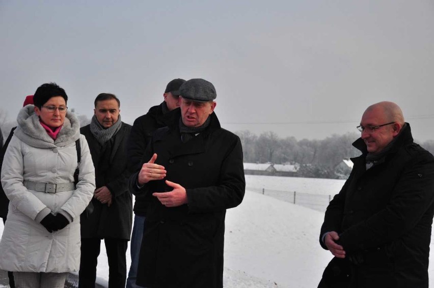 Całodobowe lądowisko dla helikopterów w Opocznie już działa. Dzisiaj nastąpiło jego oficjalne otwarcie z udziałem dyr. LPR (foto)