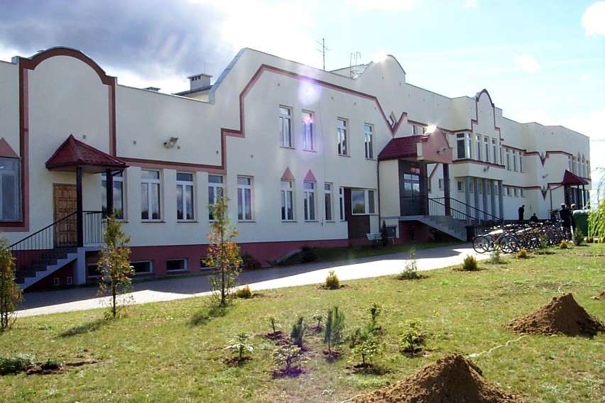 Szkoła w Gwdzie Wielkiej i orlik w Wierzchowie